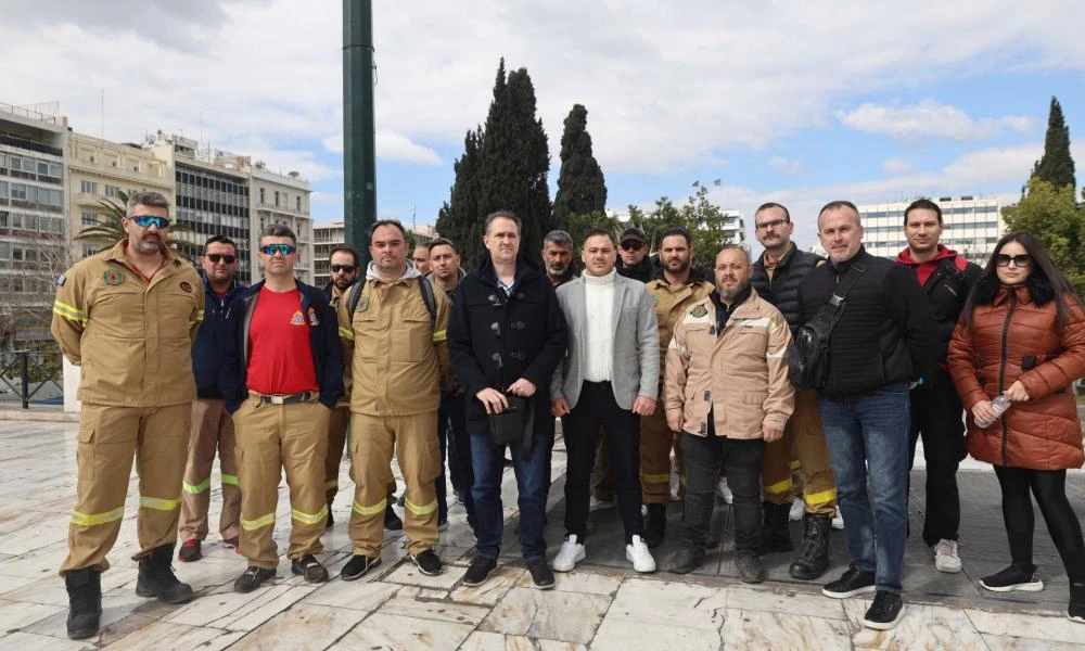 Συγκέντρωση διαμαρτυρίας πραγματοποίησαν εποχικοί πυροσβέστες έξω από τη Βουλή